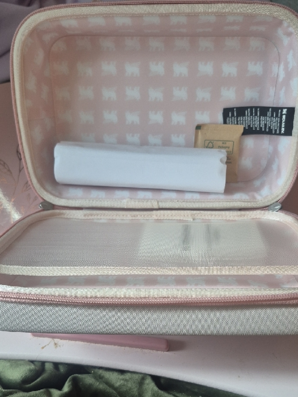 Stanley pale pink textured travel case - Picture 3 of 4